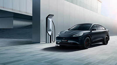 第九代凯美瑞上市，有三款前脸，新增2.0L混动