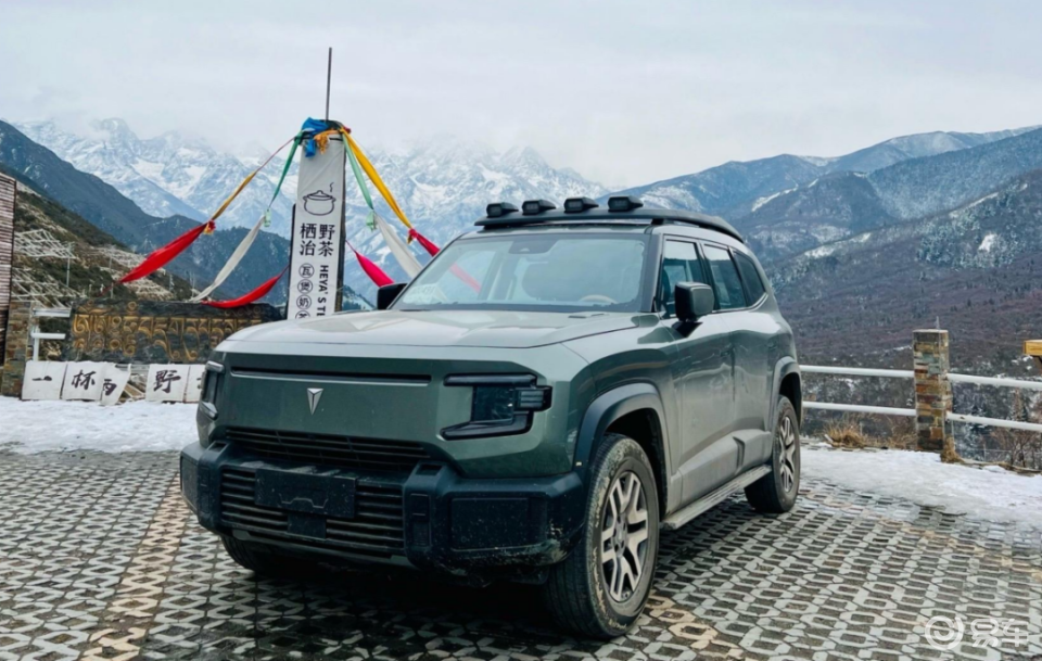 硬派越野设计 车顶配射灯 深蓝G318无伪实车曝光 硬派越野设计 车顶配射灯 深蓝G318无伪实车曝光