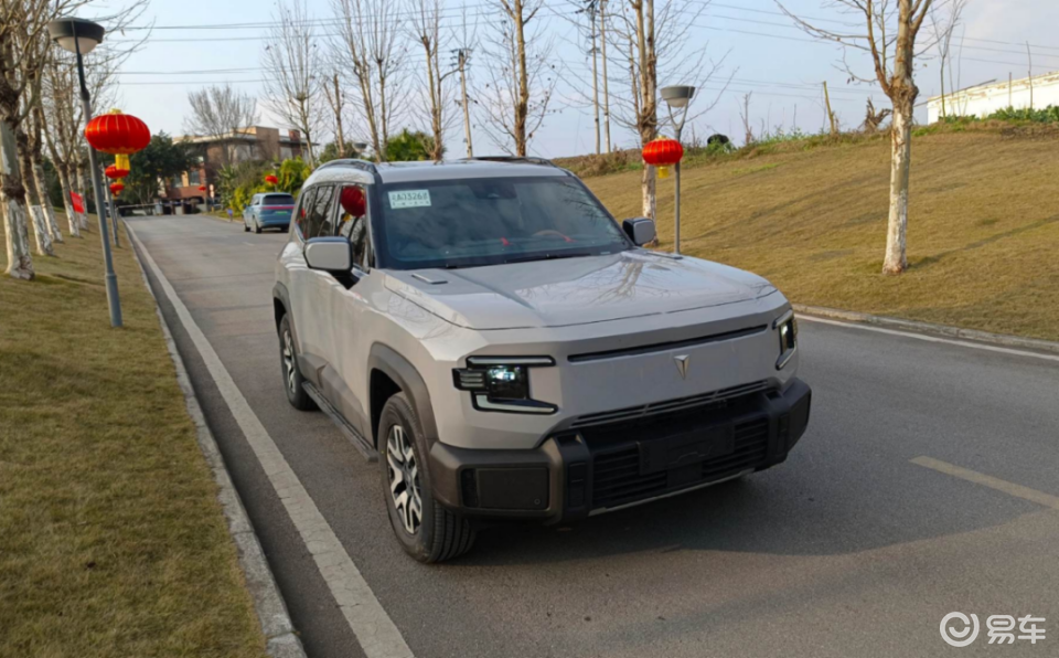 硬派越野设计 车顶配射灯 深蓝G318无伪实车曝光 硬派越野设计 车顶配射灯 深蓝G318无伪实车曝光