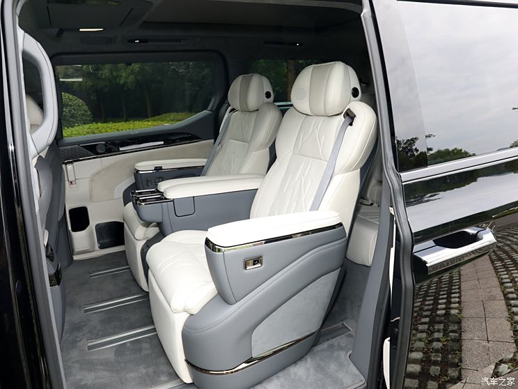 极氪 极氪009 2024款 六座行政版四驱 108kWh 极氪 极氪009 2024款 六座行政版四驱 108kWh